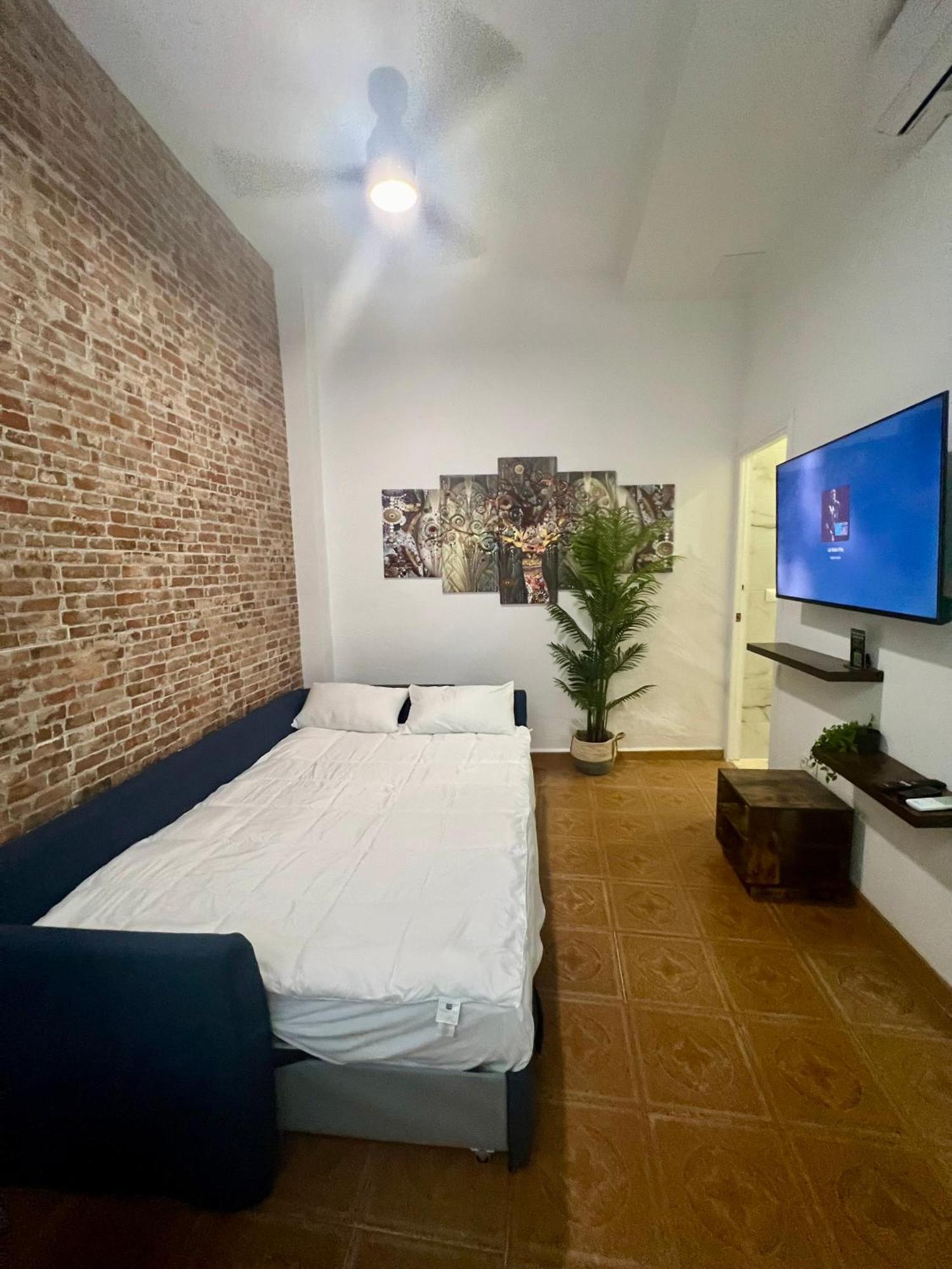 Casa Naty, Espacioso Renovado Apartamento En El Centro De Malaga Bagian luar foto